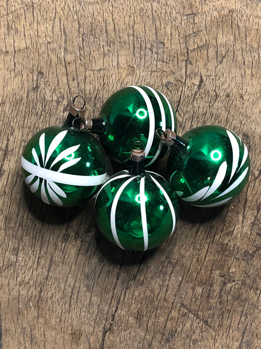 4 gamle julekugler i grøn