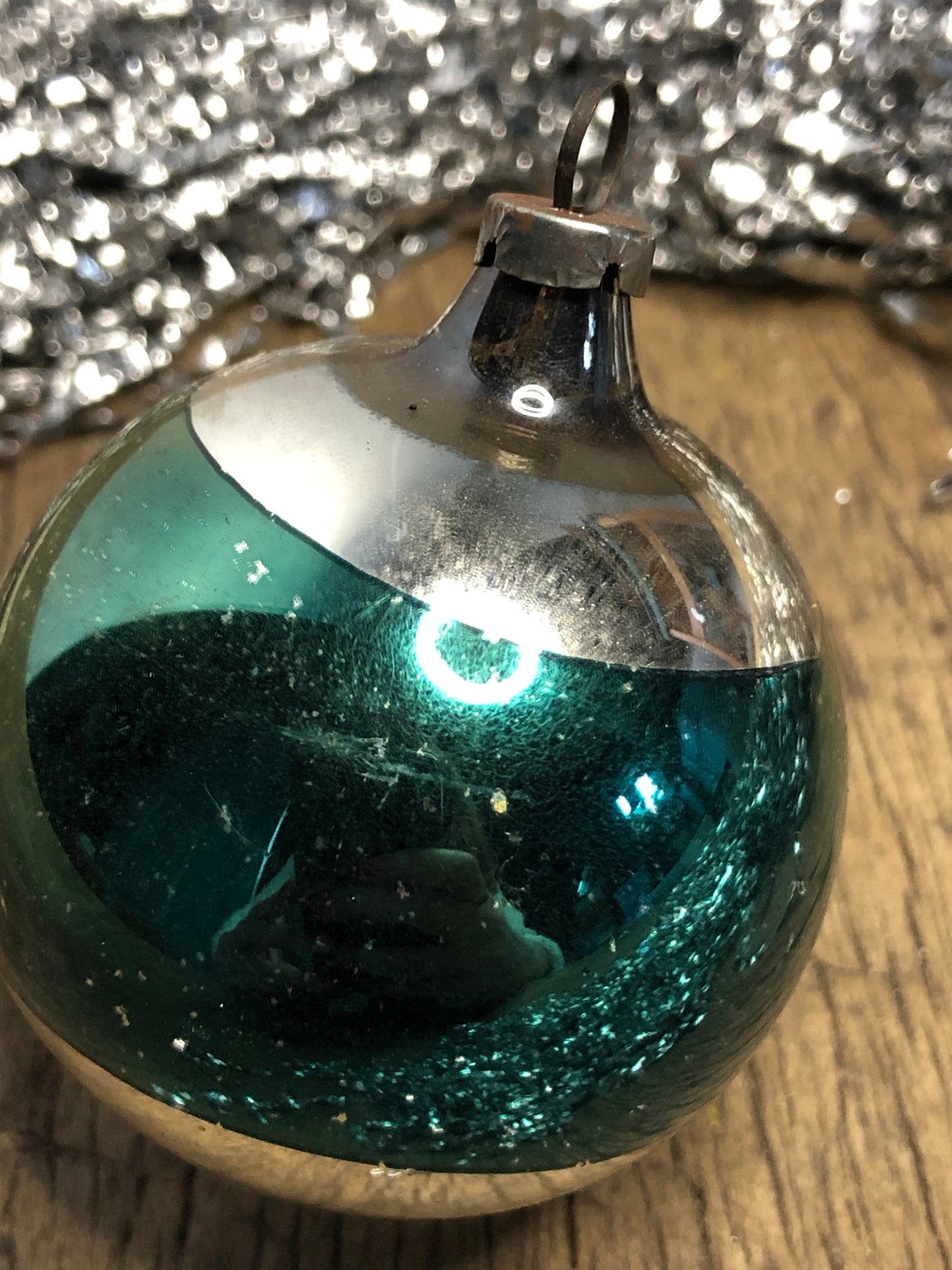 Julekugle i sølv og petroleumsblå